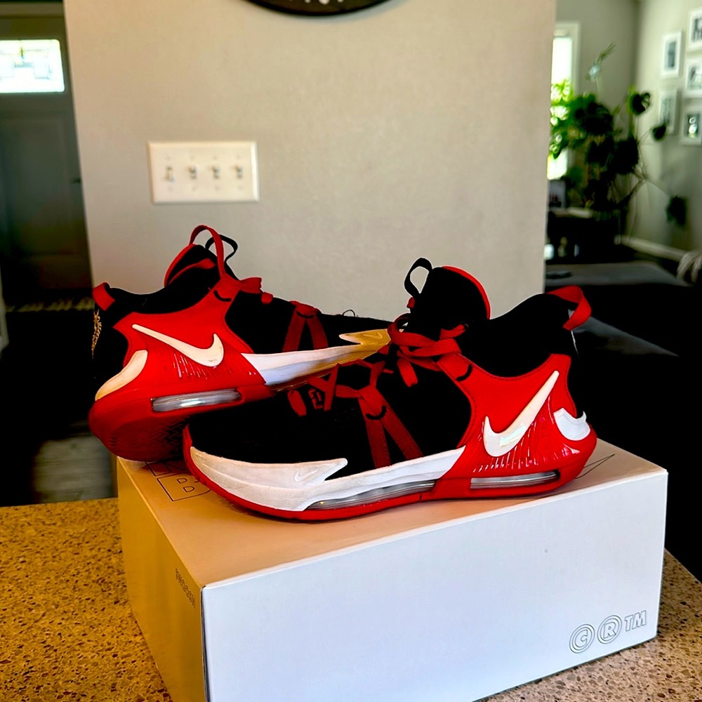 BOYS' NIKE BIG KID LEBRON WITNESS VII BASKETBALL SHOES